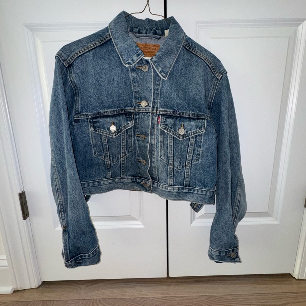 LEVI’S cropped denim jacket